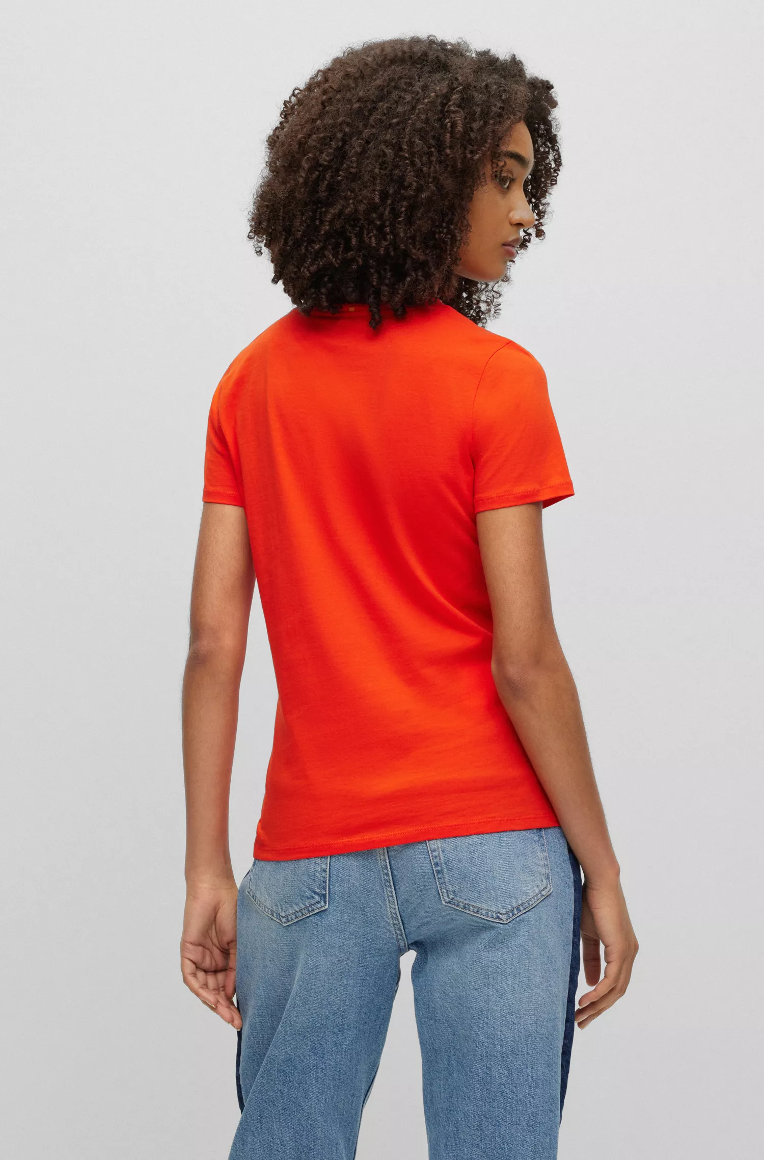 Camiseta BOSS preta de algodão orgânico com estampa sazonal.