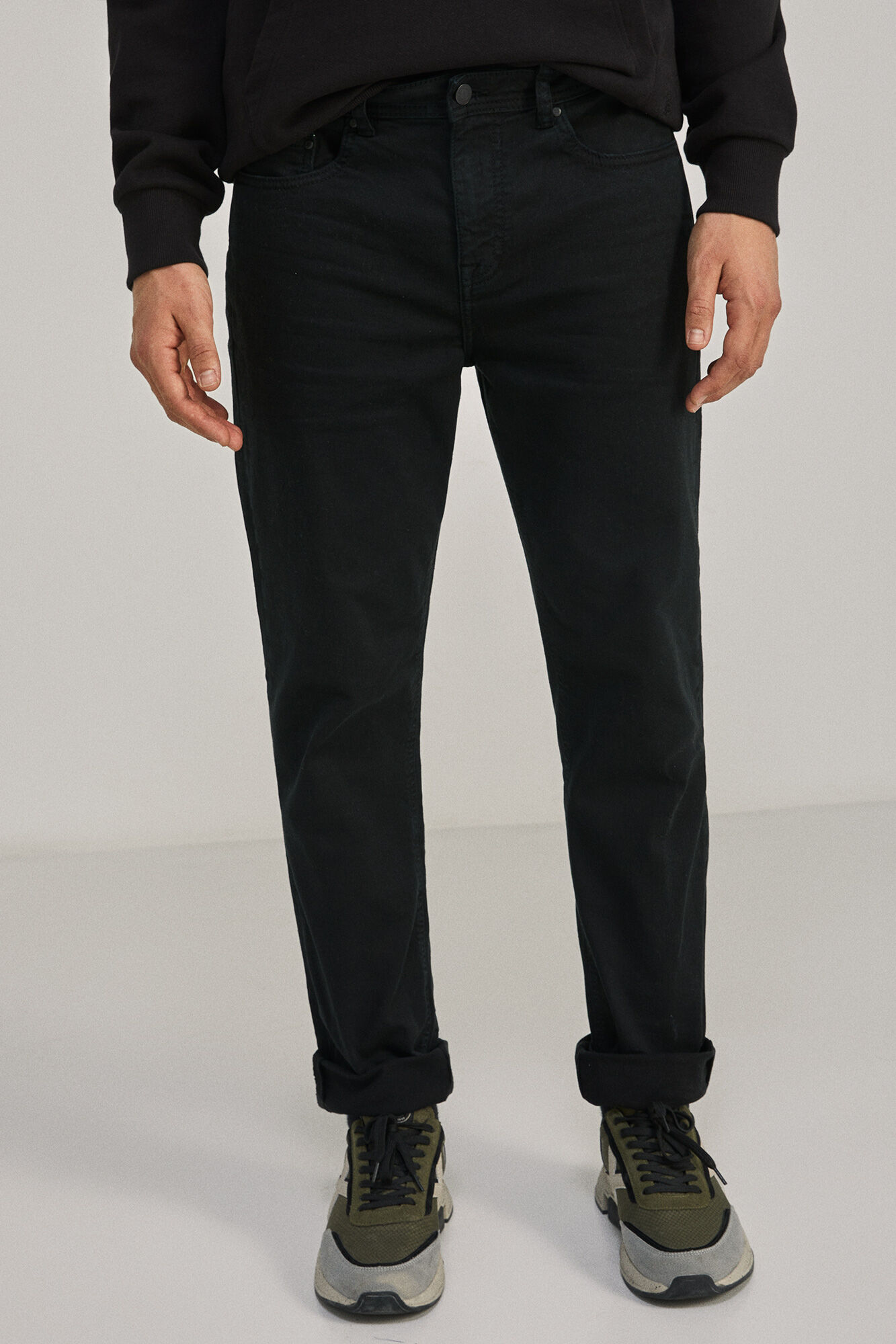Calça slim com 5 bolsos na cor preta.
