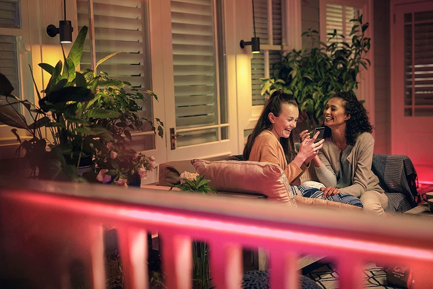 Philips Hue White & Color Ambiance Outdoor Lightstrip (2 m), dimmbarer LED Streifen für das Hue Lichtsystem mit 16 Mio. Farben, smarte Lichtsteuerung über Sprache oder App