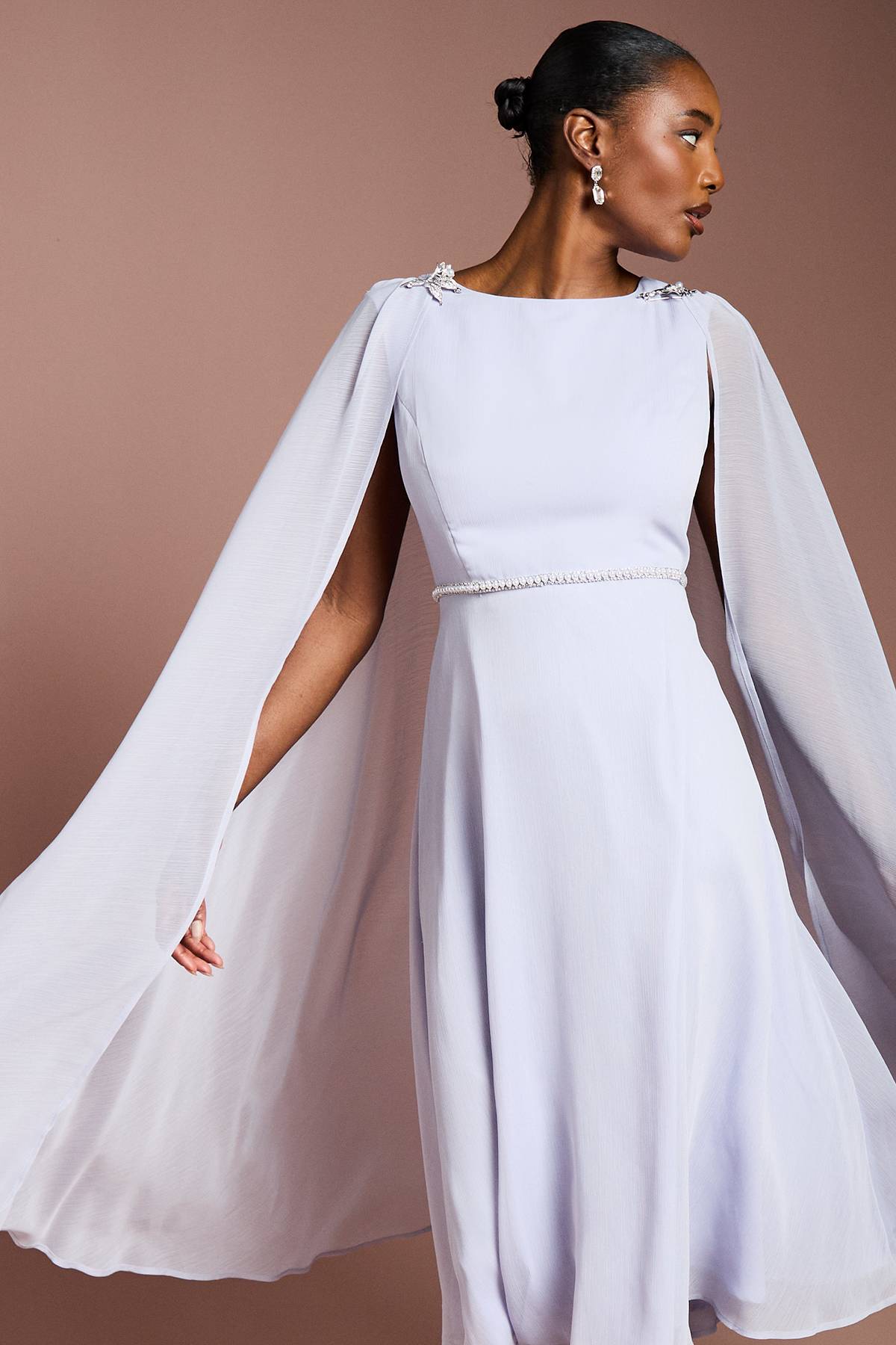 Coast Robe en Georgette avec Cape Détachable et Détails de Broche Diamantée