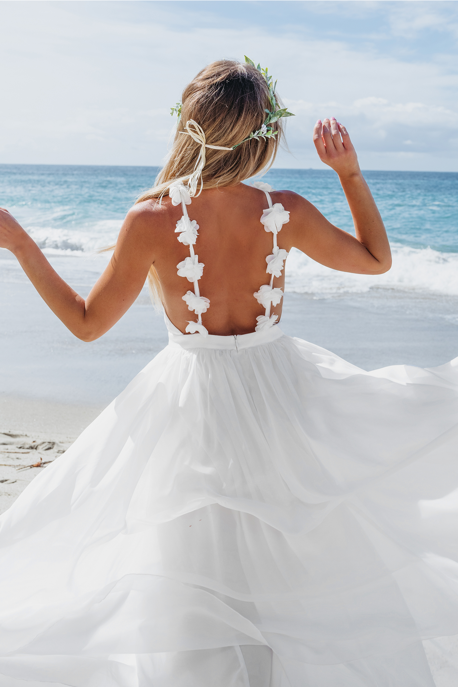 Robe maxi à col licou orné de fleurs blanche