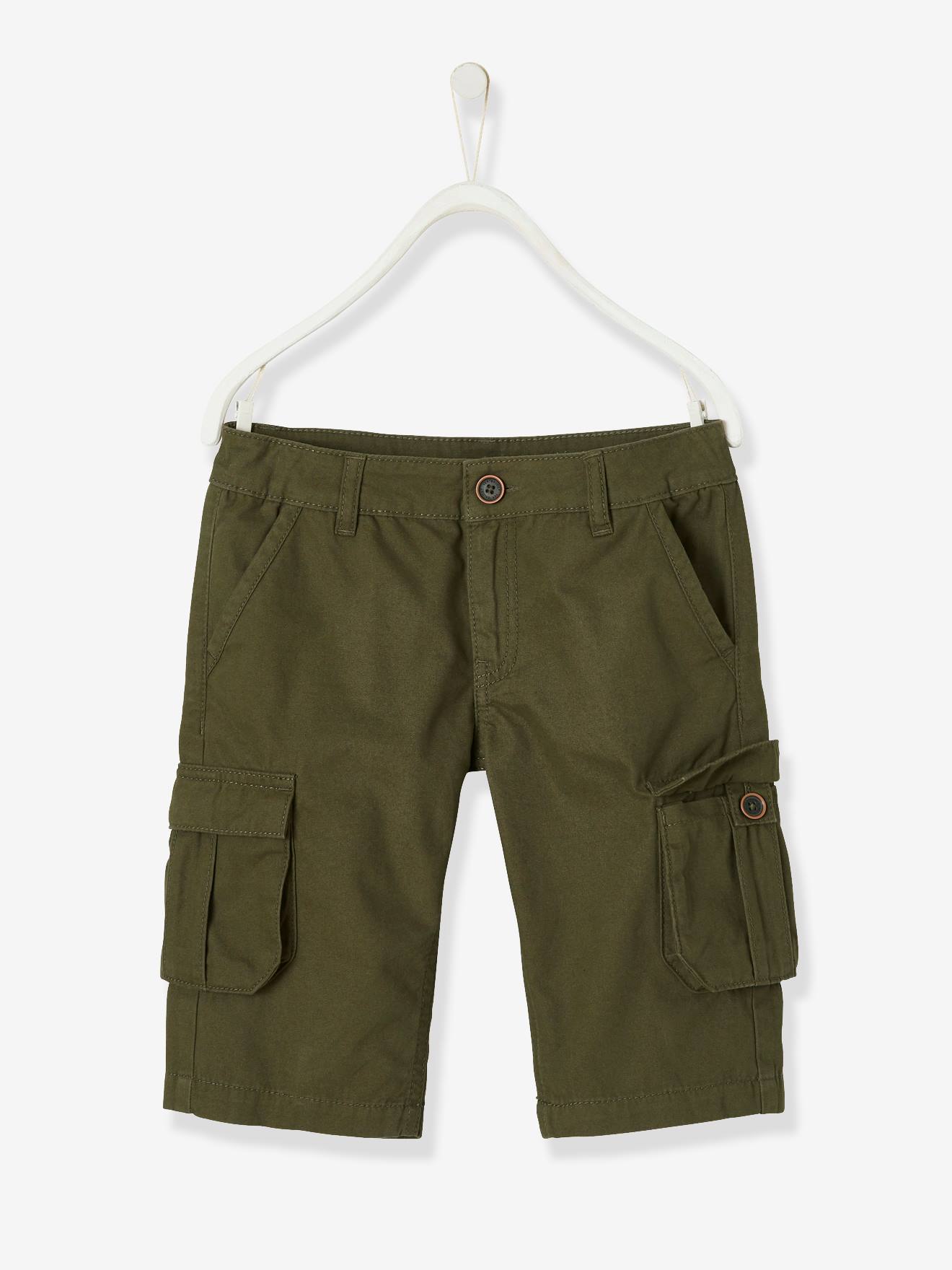 Bermuda cargo infantil para meninos, na cor verde-escura lisa.