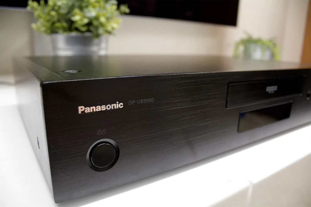 Panasonic DP-UB9000 EG1    Les Evadés Steelbook The Film Vault (Blu-ray UHD 4K   Blu-ray) Lecteurs Blu-ray / UHD 4K