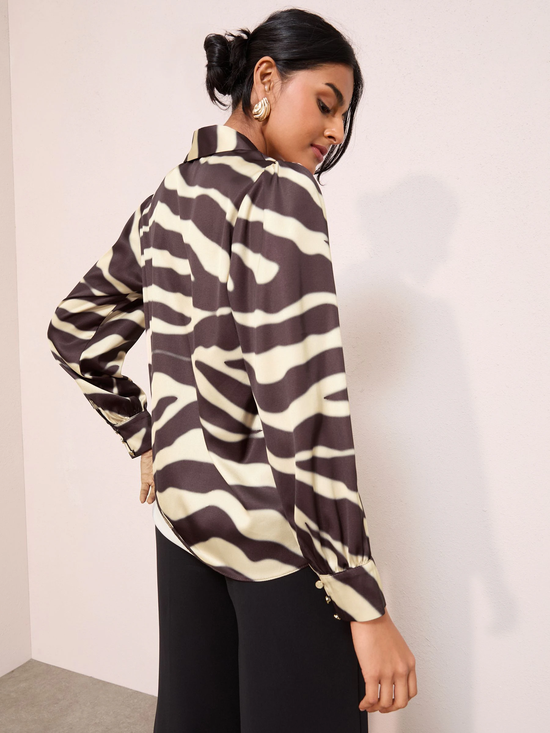 Bruin met zebraprint - Friends Like These Long Sleeve Button Detail Collared Blouse