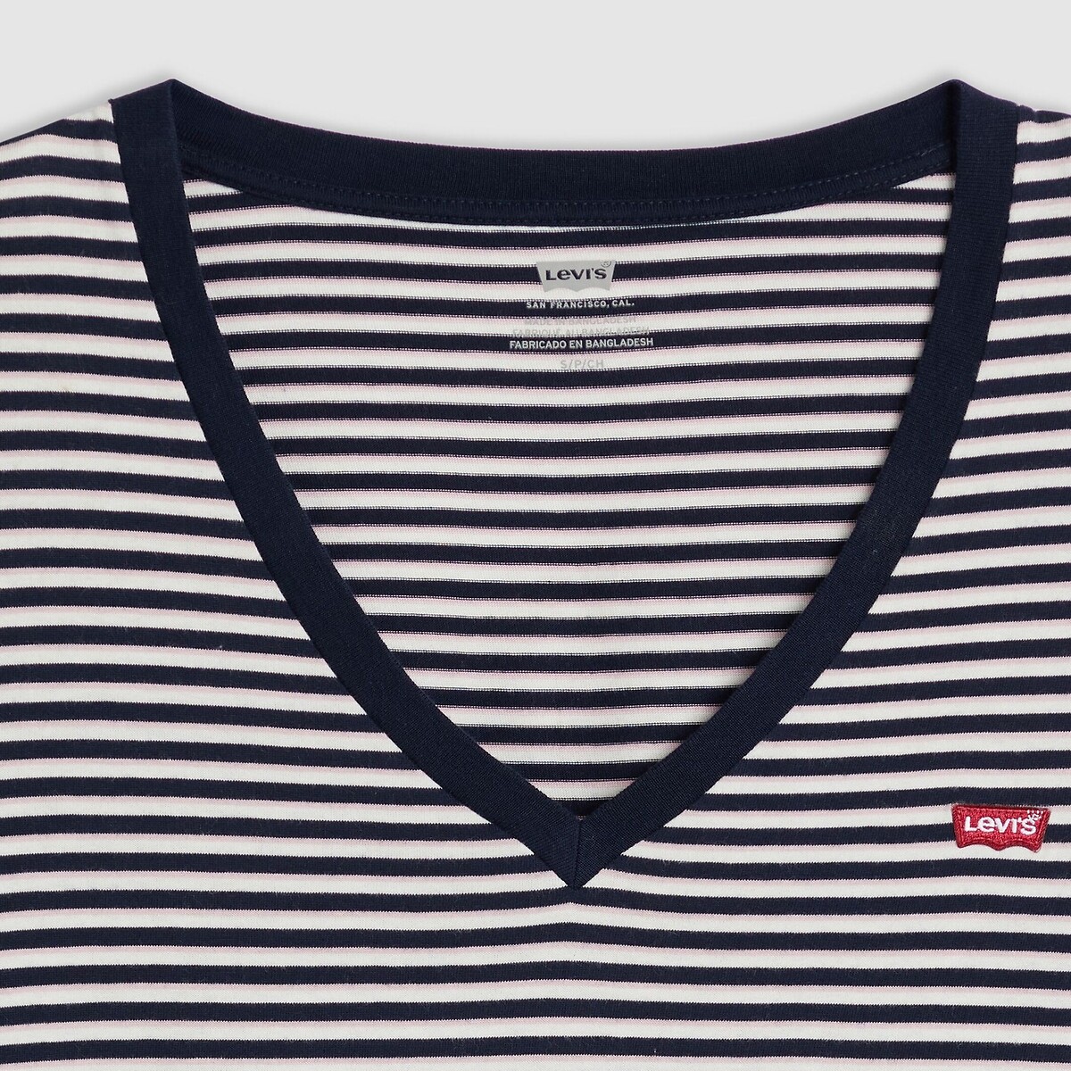 Camiseta listrada LEVI'S, com logo na frente e decote em V.