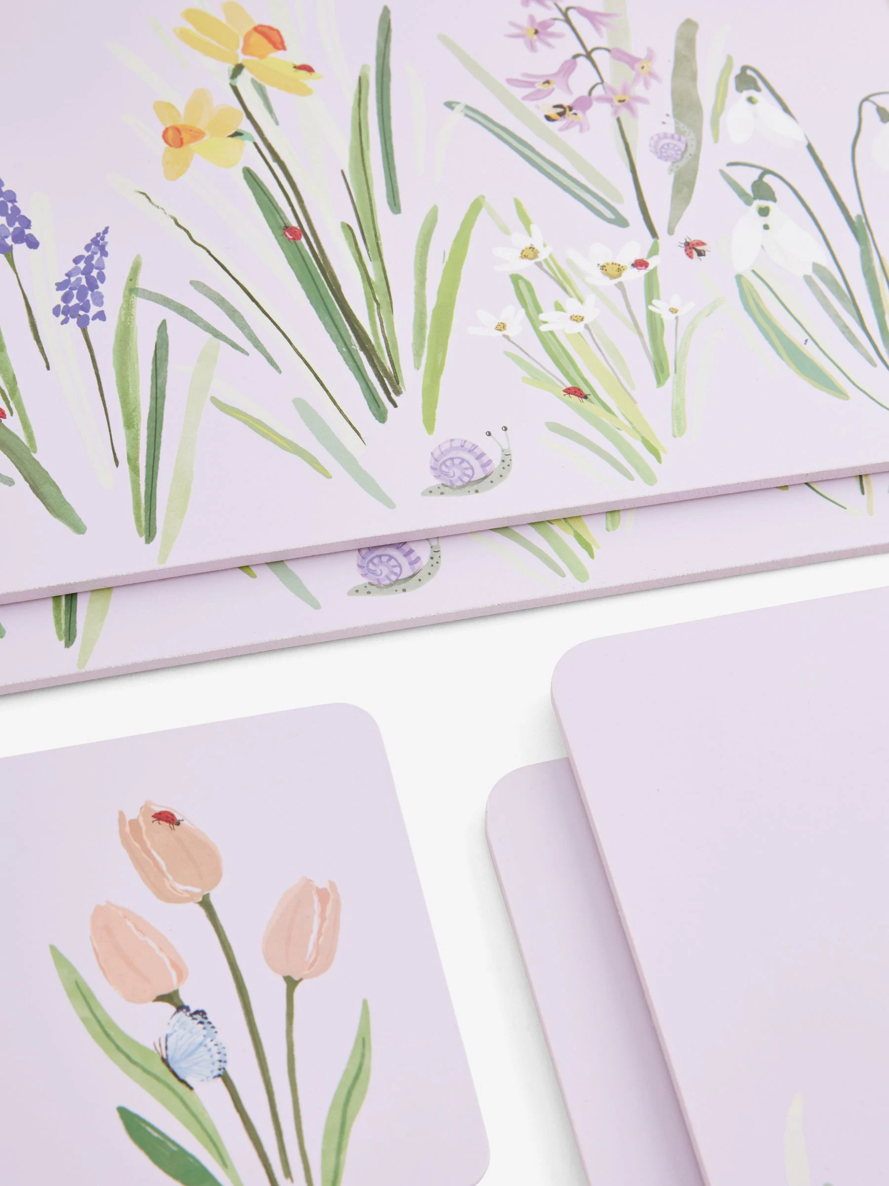 Set van 4 placemats en onderzetters met lila bloemenprint en kurken achterkant