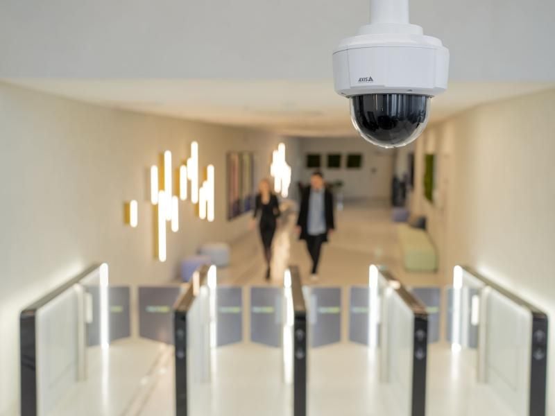 Axis Netzwerkkamera M5526-E 50 Hz Innen- und Aussenbereich, 4 Mpx mit 10-fachem Zoom und Fokusabruf