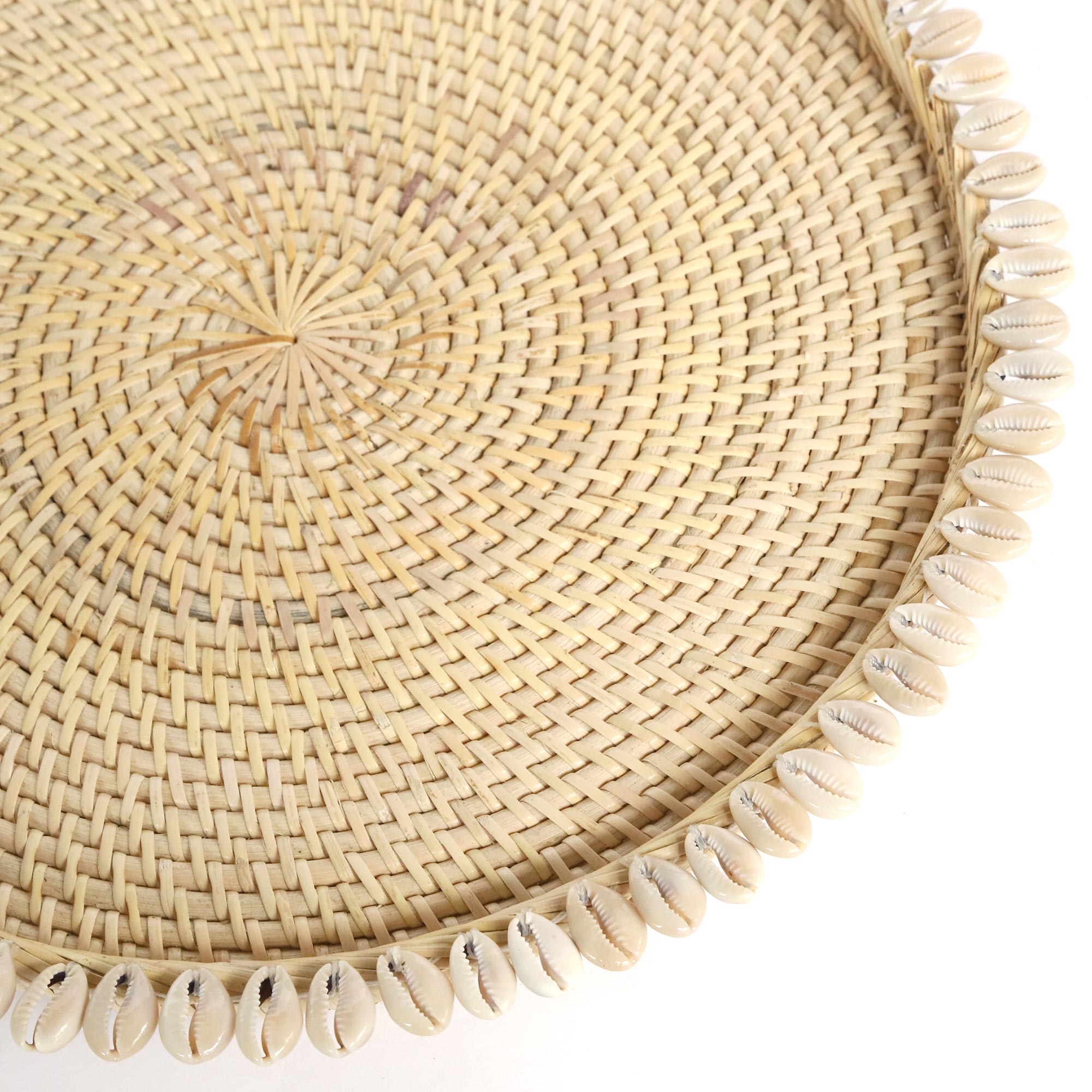Rattan-Tablett mit Muscheln, Ø 38 cm, H 3 cm zu 24,80