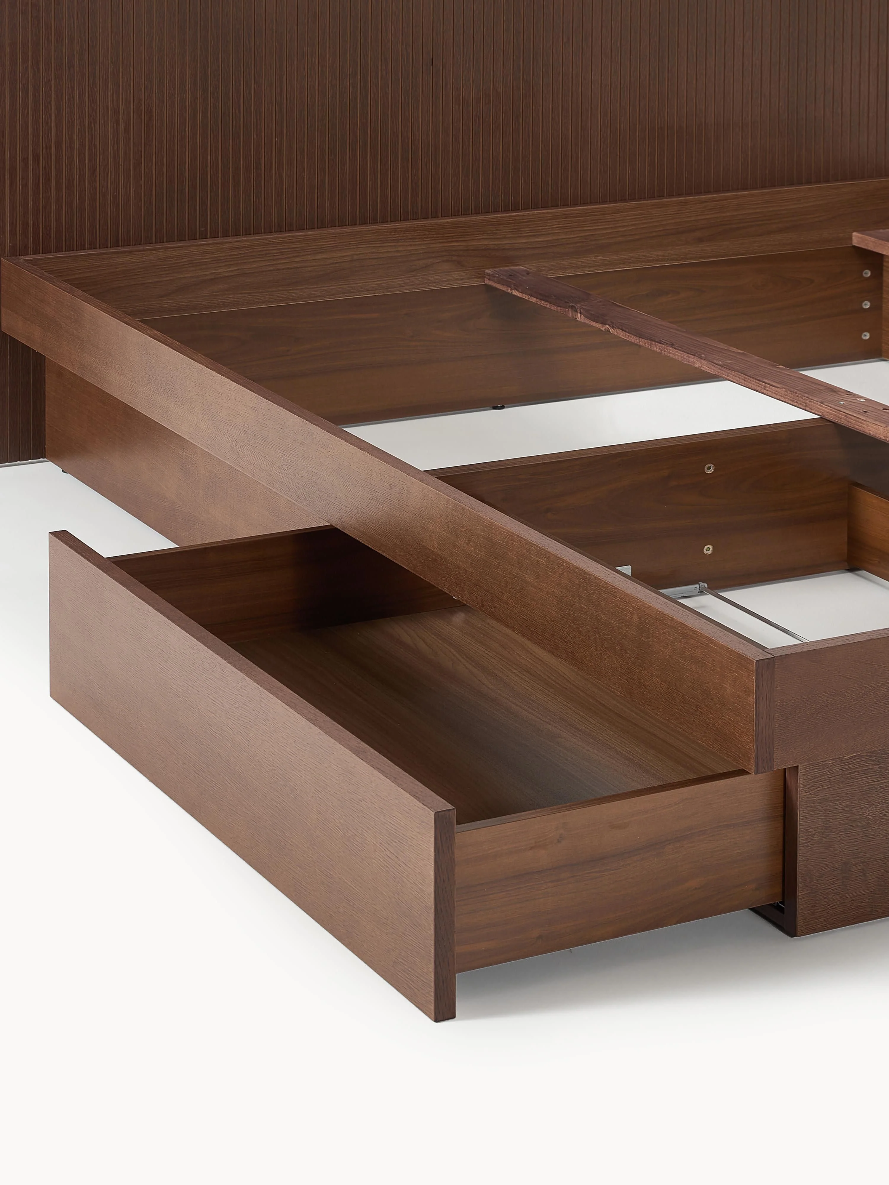 Houten bed Sato met lades en hoofdeinde