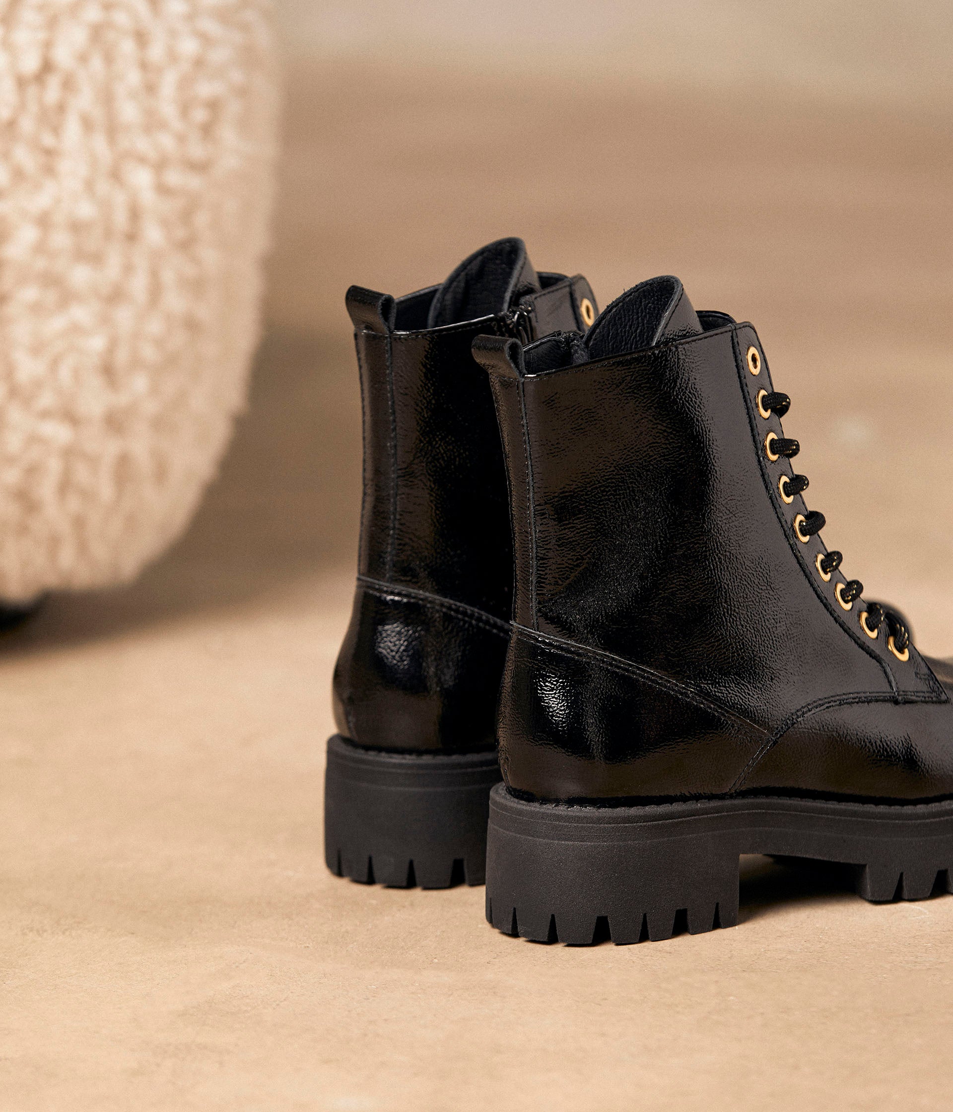 Bottines crantées vernies Alexandrine