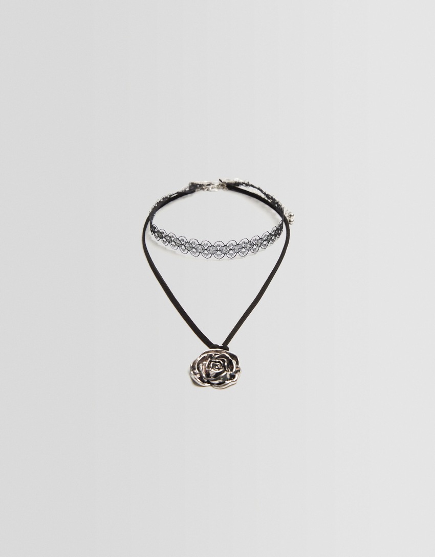 Conjunto de 2 colares choker com cordão.
