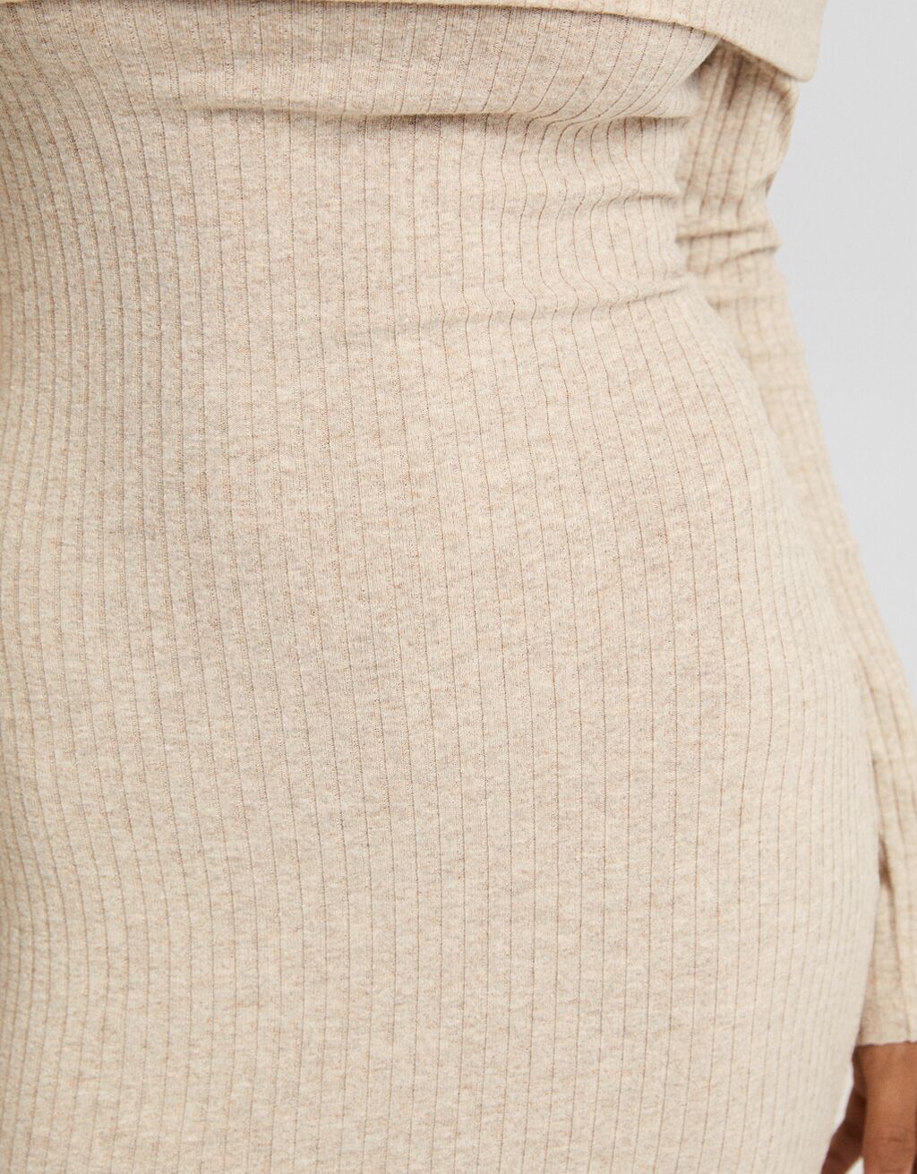 Vestido longo de tricô estilo bardot com mangas compridas