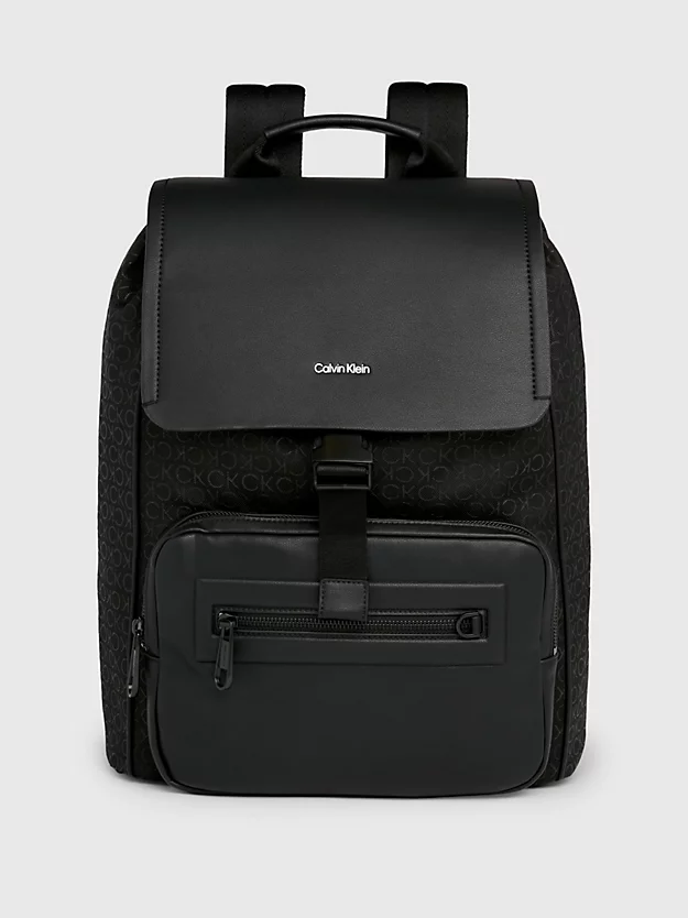Mochila com aba em jacquard e logotipo.