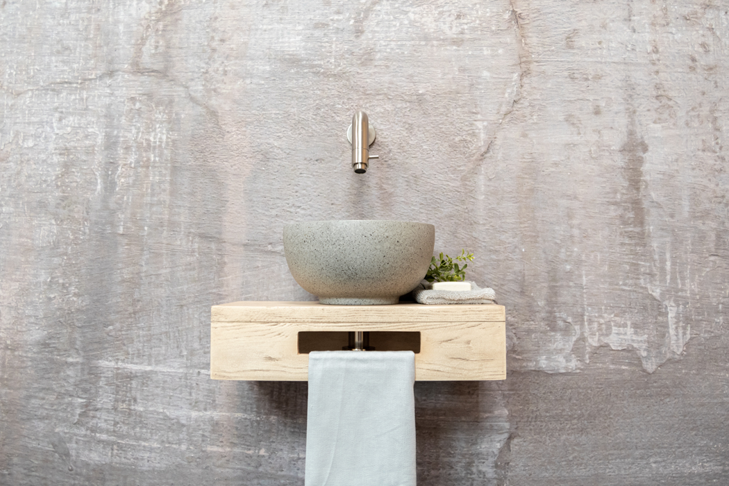 Saniclear Seba fonteinset met eiken plank, grijze terrazzo waskom en RVS kraan voor in het toilet