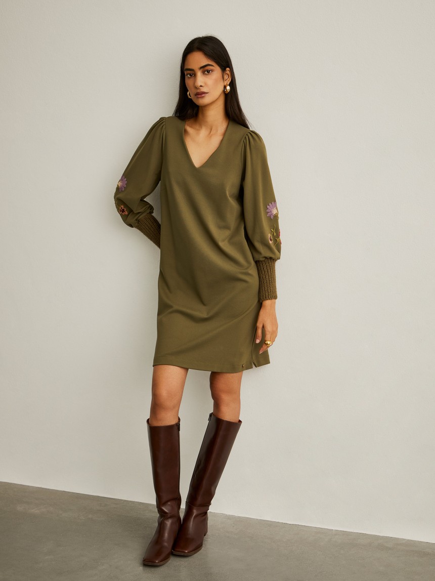 Vestido de malha com bordado