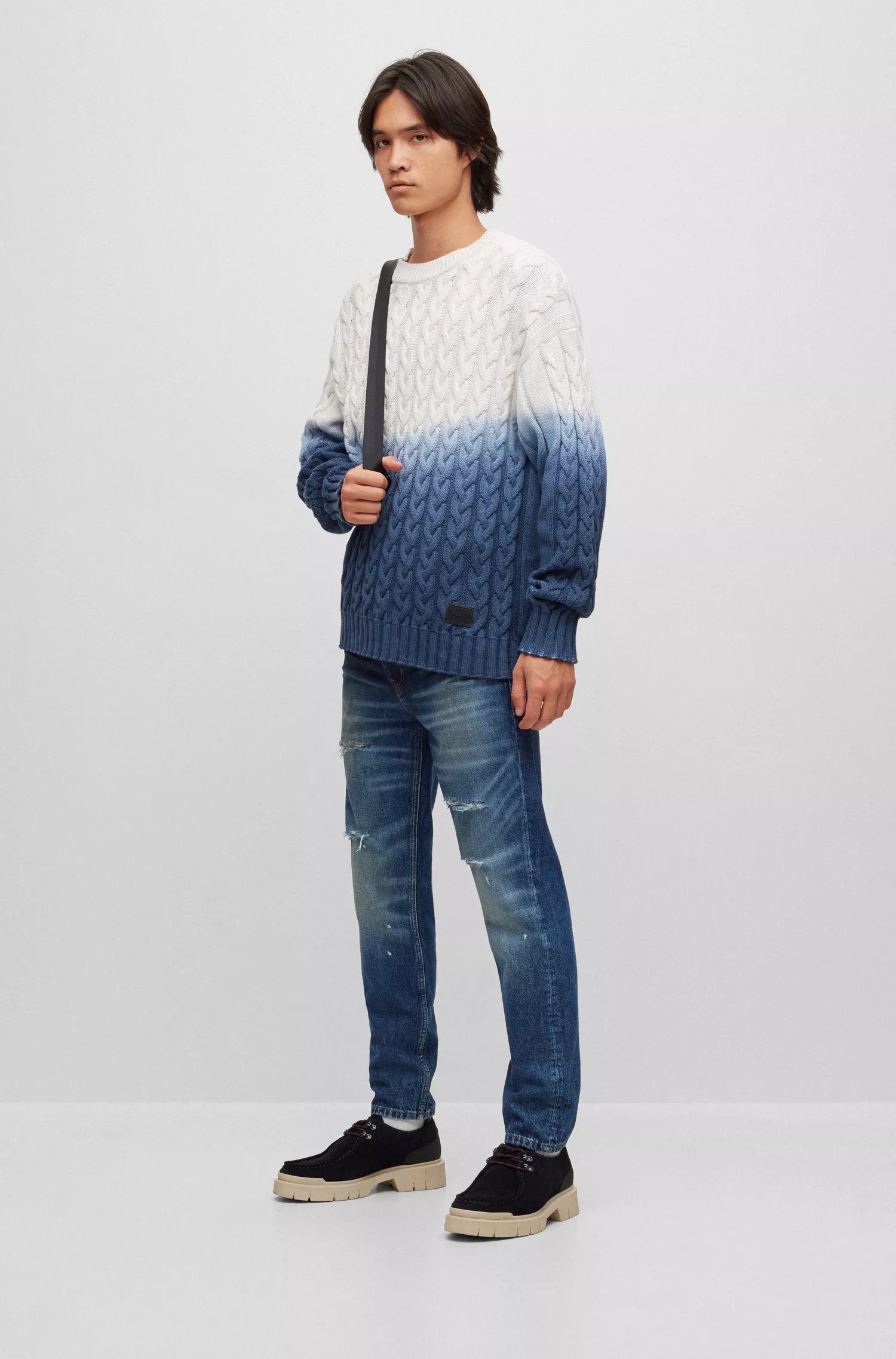 Calça jeans HUGO vermelha, corte afunilado, em denim rígido azul.