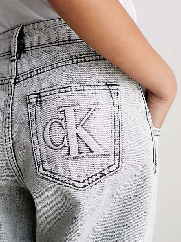 Calça jeans stonewashed com pernas cilíndricas