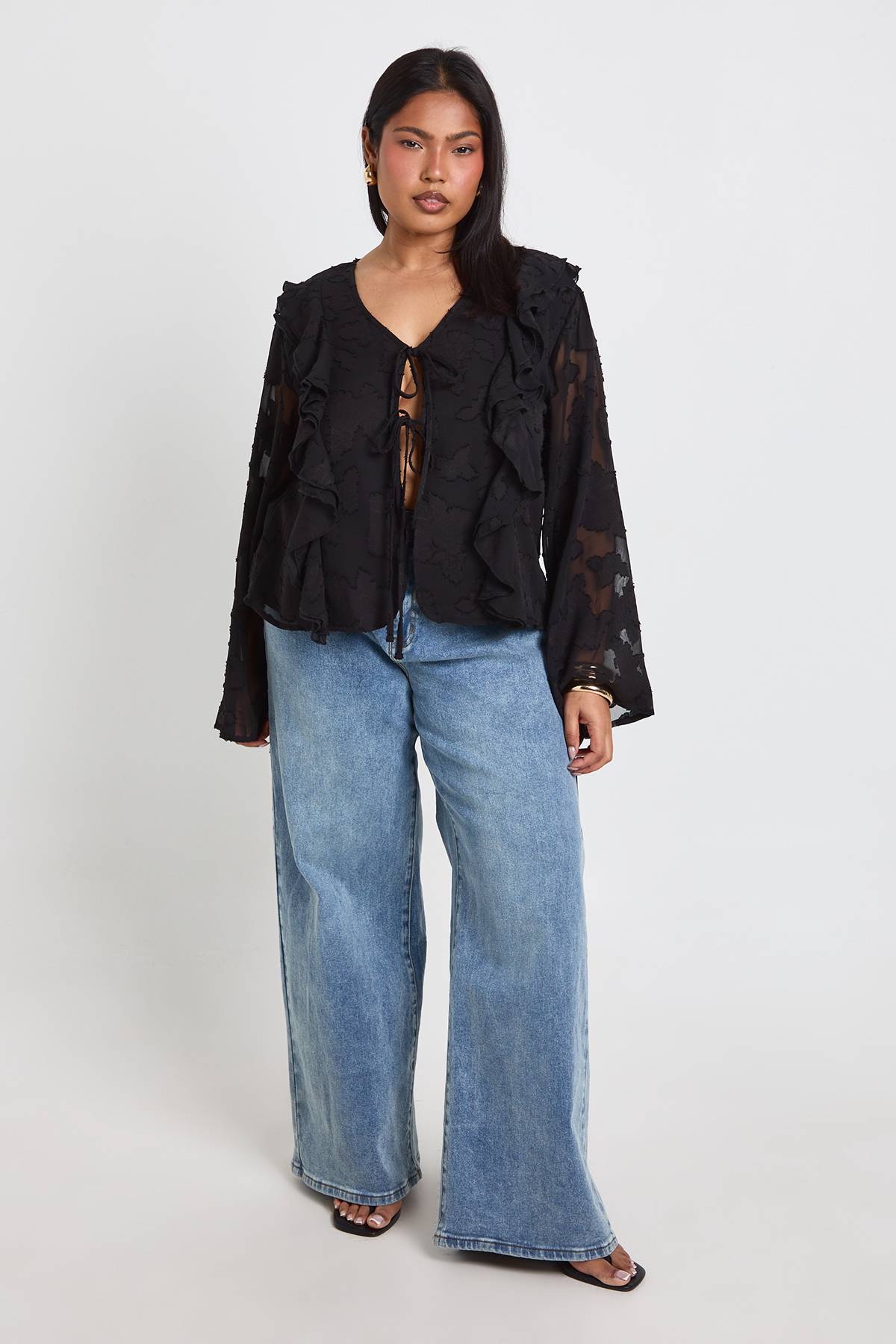boohoo Blouse Grande Taille À Volants Devant Et Lien Noué