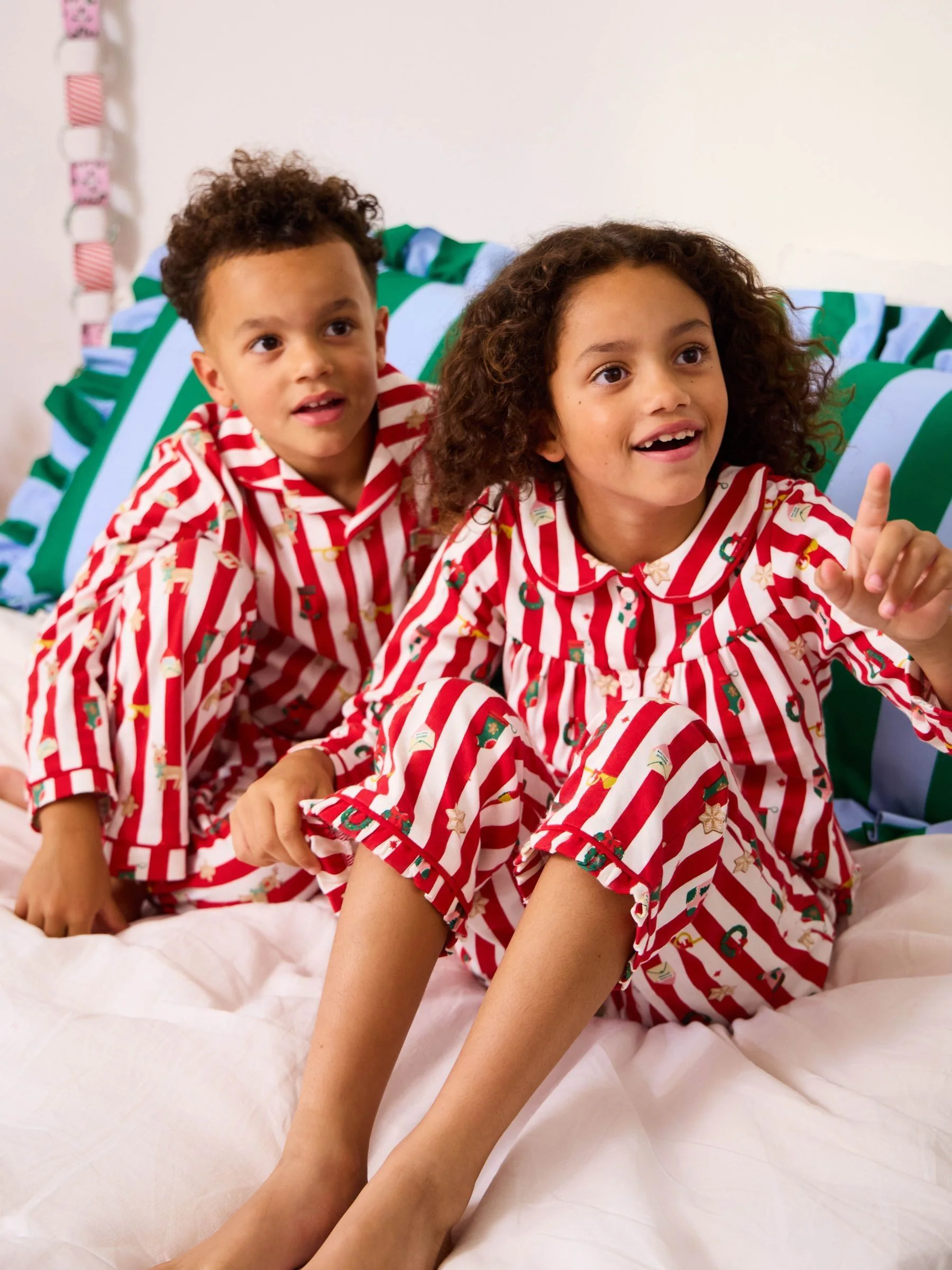 JoJo Maman Bébé Kerstmis Print Jersey Pyjama's met Mooie Kraag