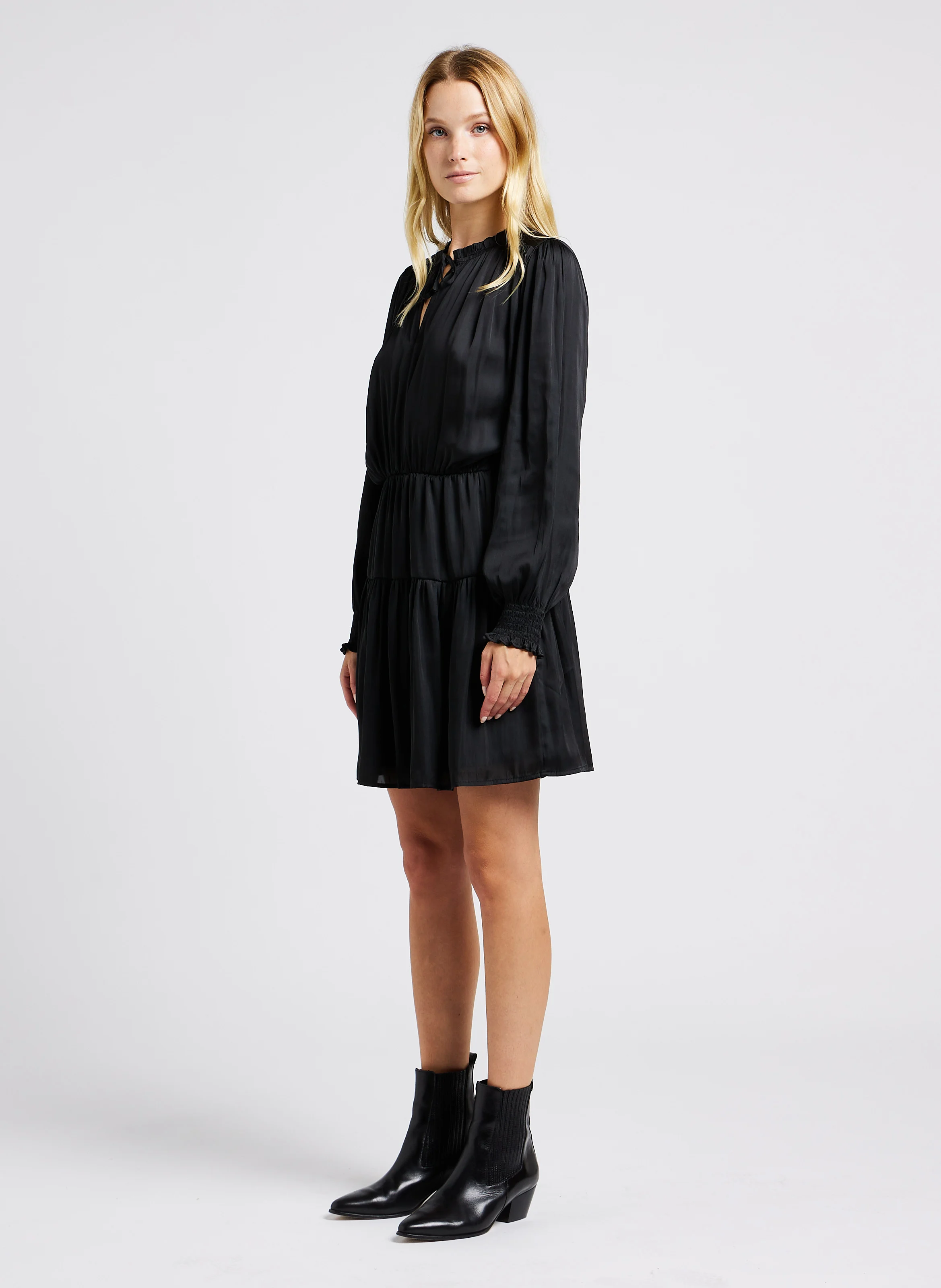 LOURDES - Robe courte droite encolure ronde | Noir