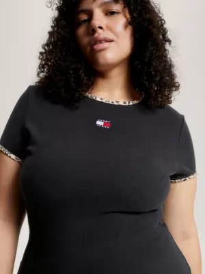 Vestido justo com estampa de leopardo e detalhes em couro.