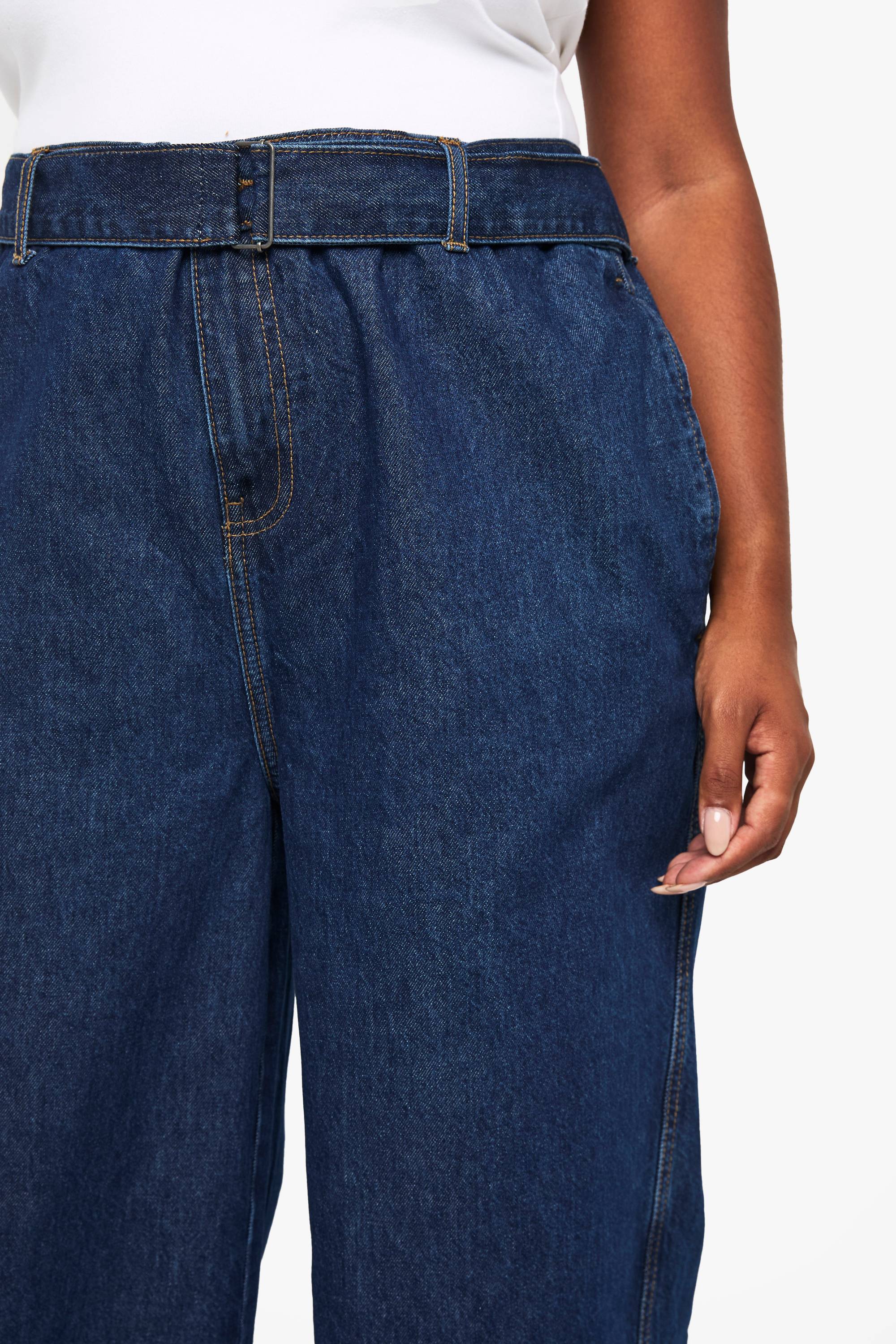 boohoo JEAN EN DENIM PLUS À JAMBE LARGE, DOS ÉLASTIQUÉ, CEINTURE À BOUCLE