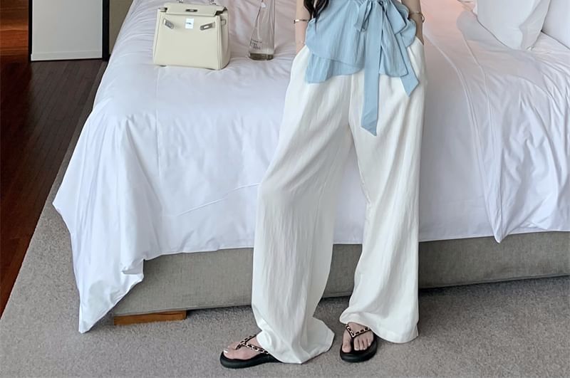 Shinsei - Mouwloze blouse met strikceintuur / Hoge taille broek met wijde pijpen