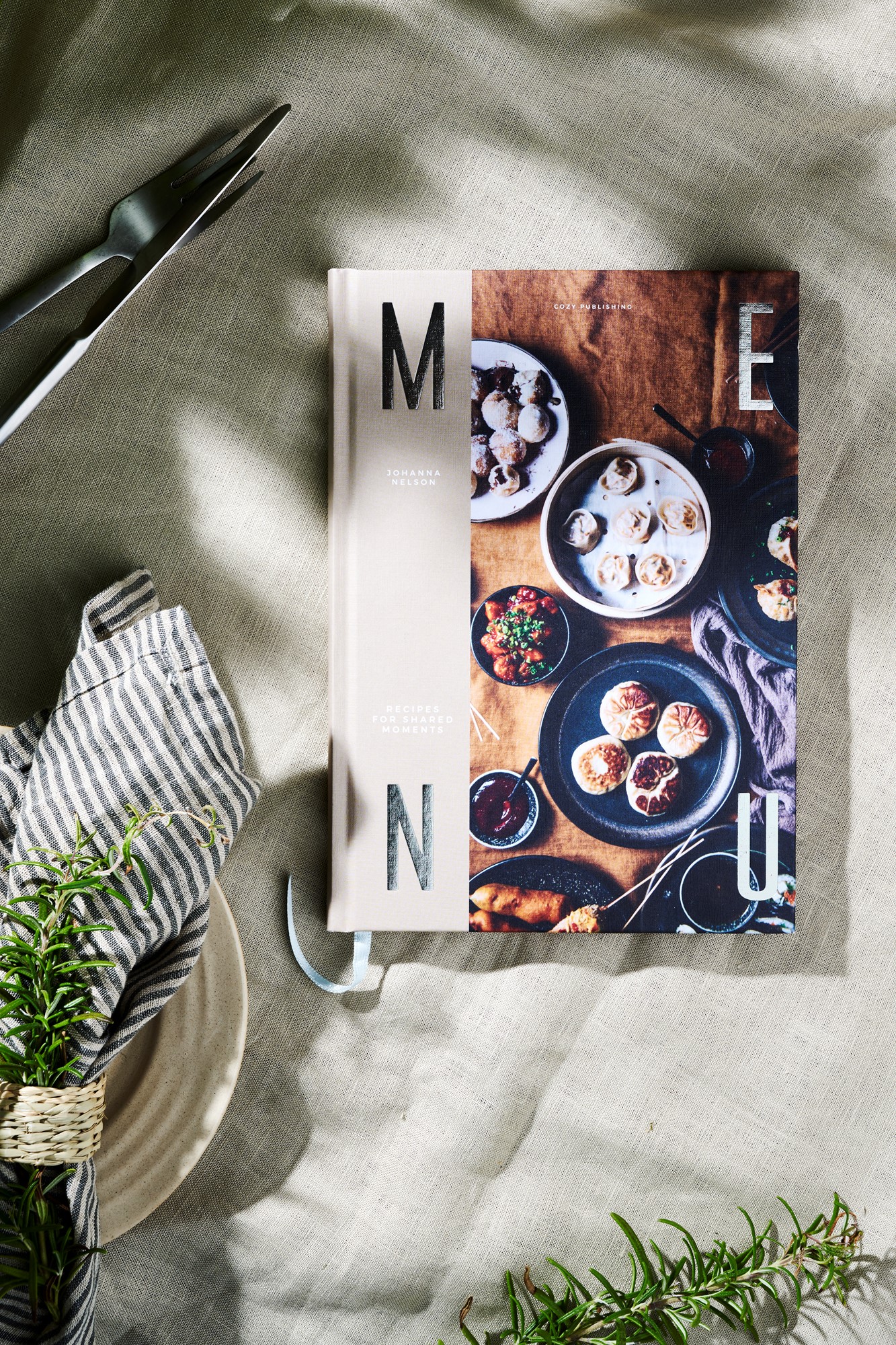 Menu - Recipes for Shared Moments | Hardcover. Engelsk. 17,5 x 1,5 x 24,5 cm. | Light Brown | New Mags