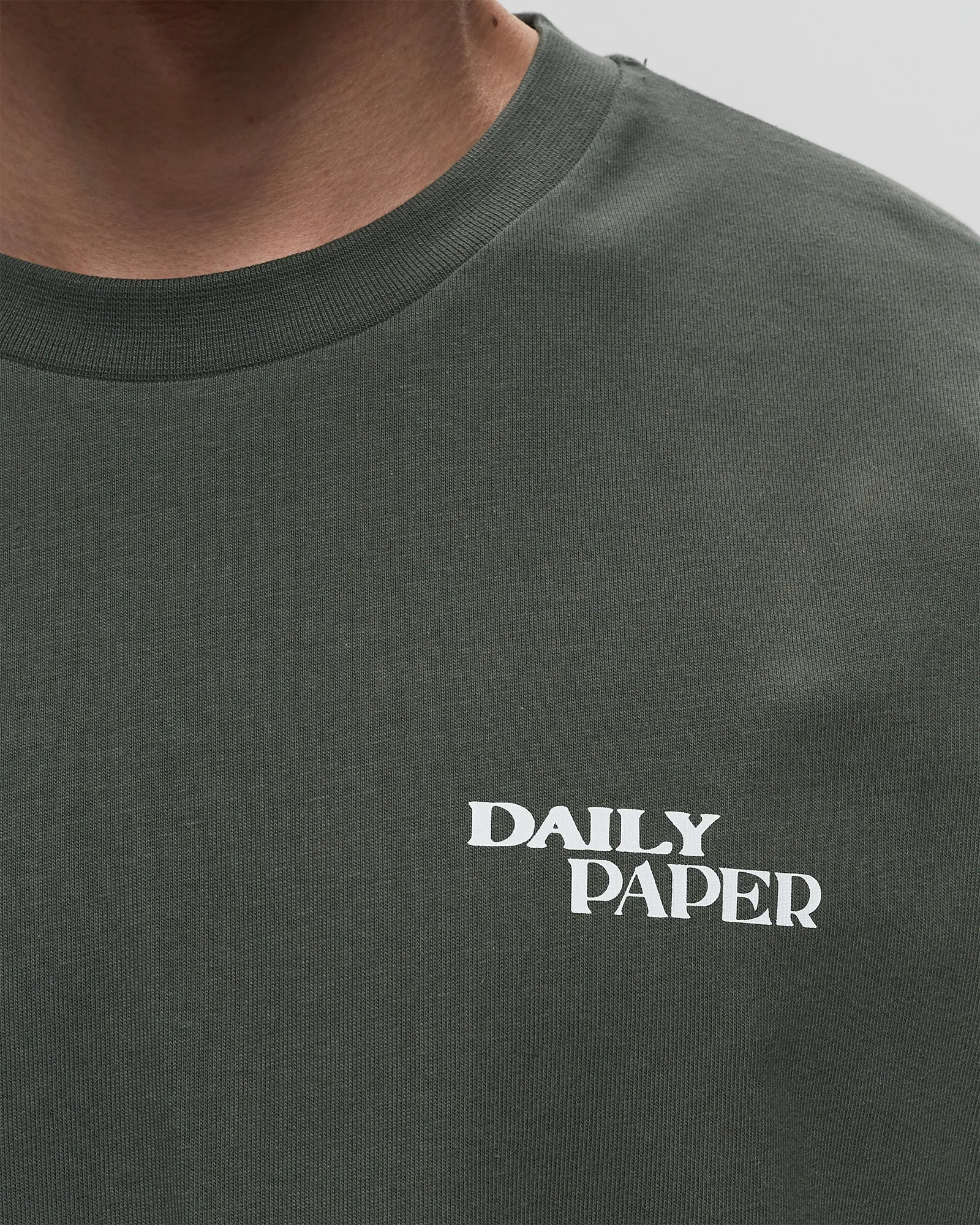 Camiseta Daily Paper de mãos dadas