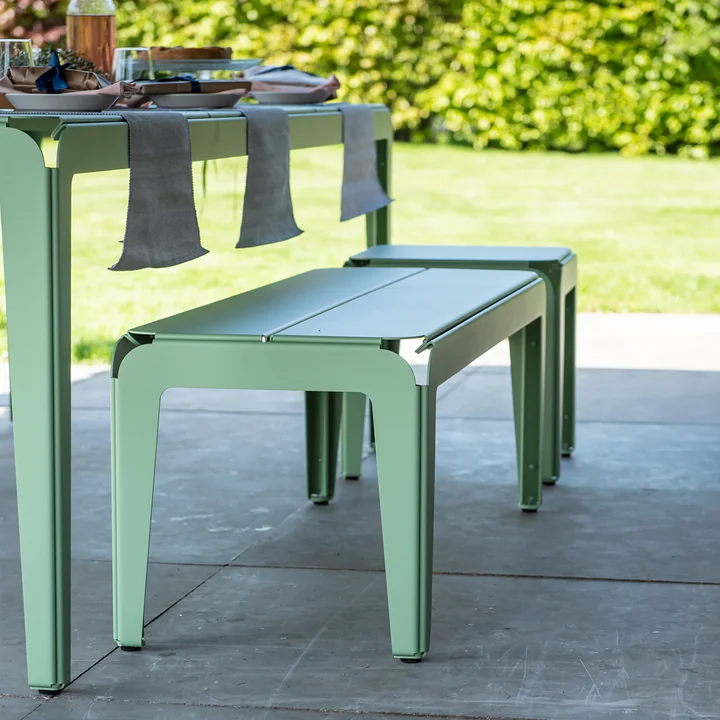 Weltevree - Bended Bench Bank mit Rückenlehne L 140 cm, blassgrün (RAL 6021)