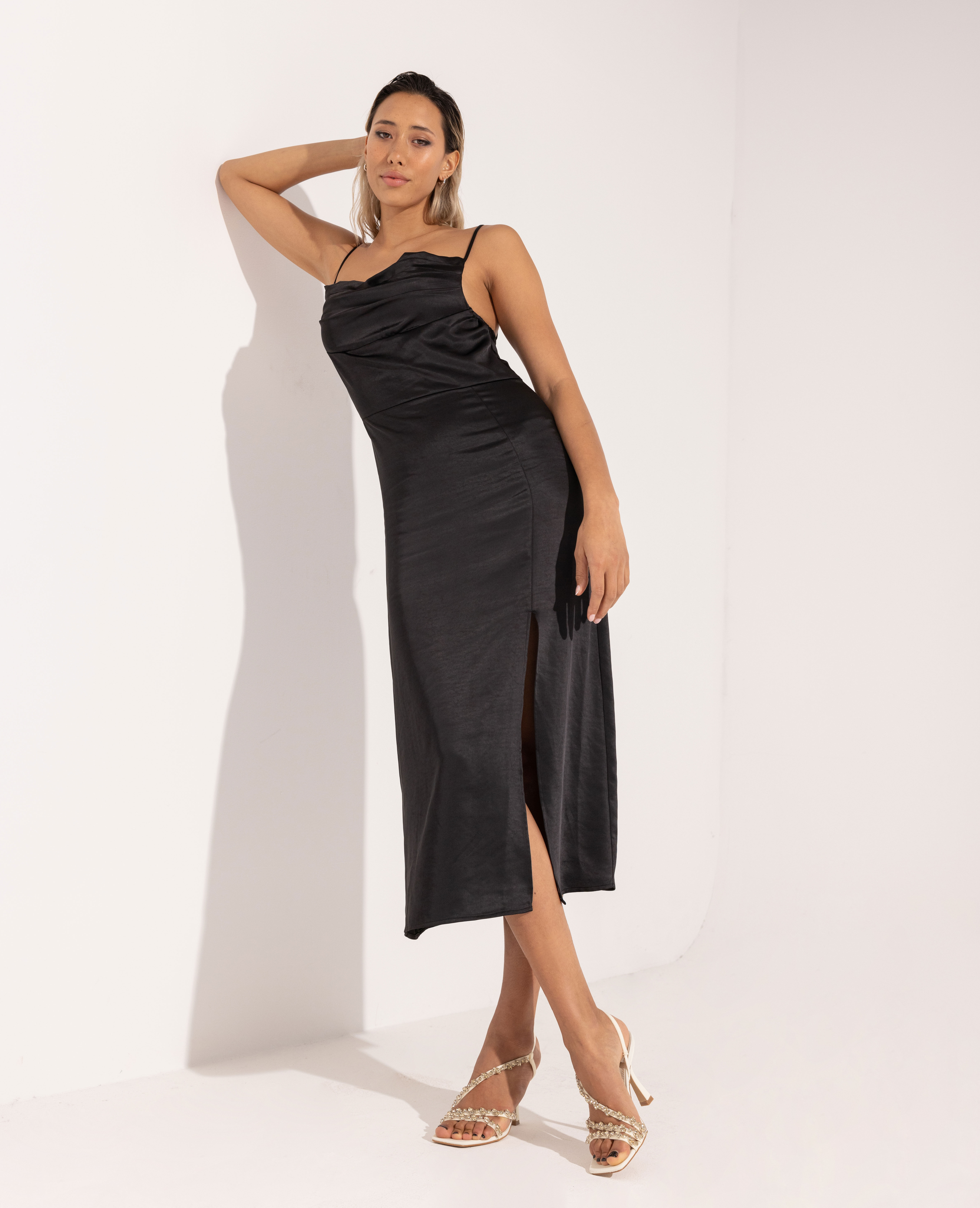 Robe longue tissu satiné encolure bénitier - Noir