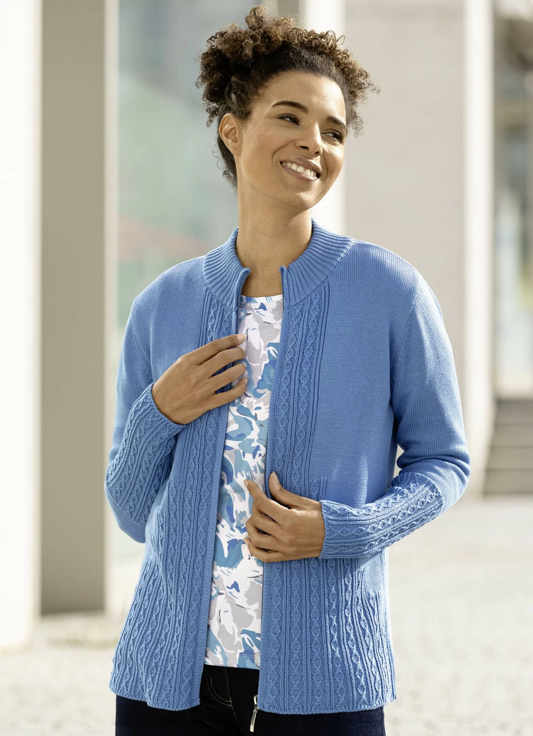 Strickjacke mit Zopfmuster