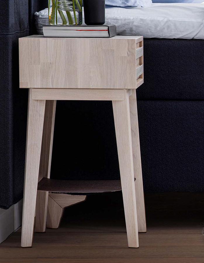 Eicon tall nattbord Hvitoljet eik med hylle. H: 72,5 cm.