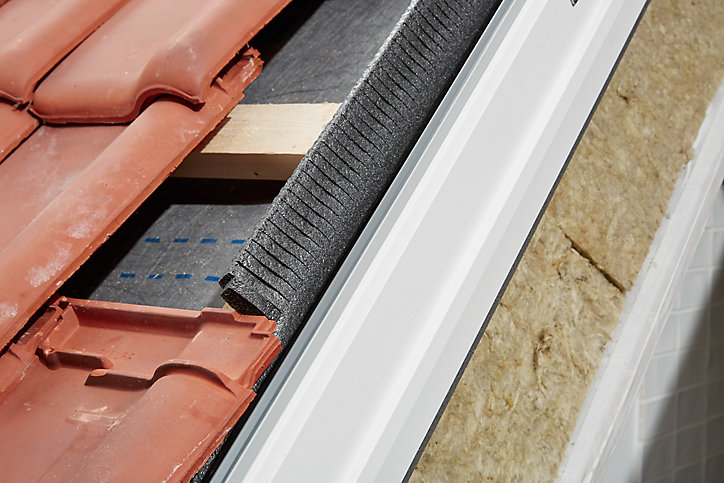 Raccord fenêtre de toit simple sur tuiles Velux EDW UK08 gris