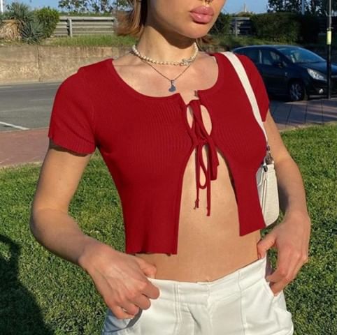 Femme Cradle - Geribbelde crop top met korte mouwen en strik aan de voorkant