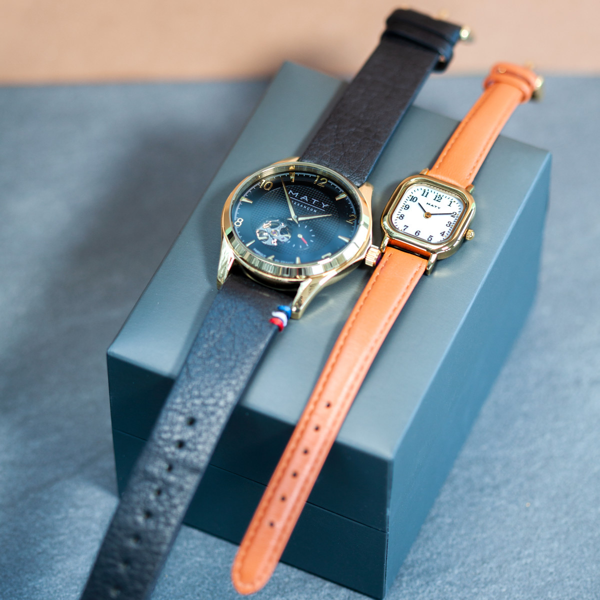Montre femme dorée bracelet cuir marron clair