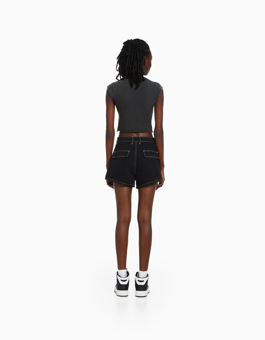 Camiseta cropped sem mangas com estampa do Tupac