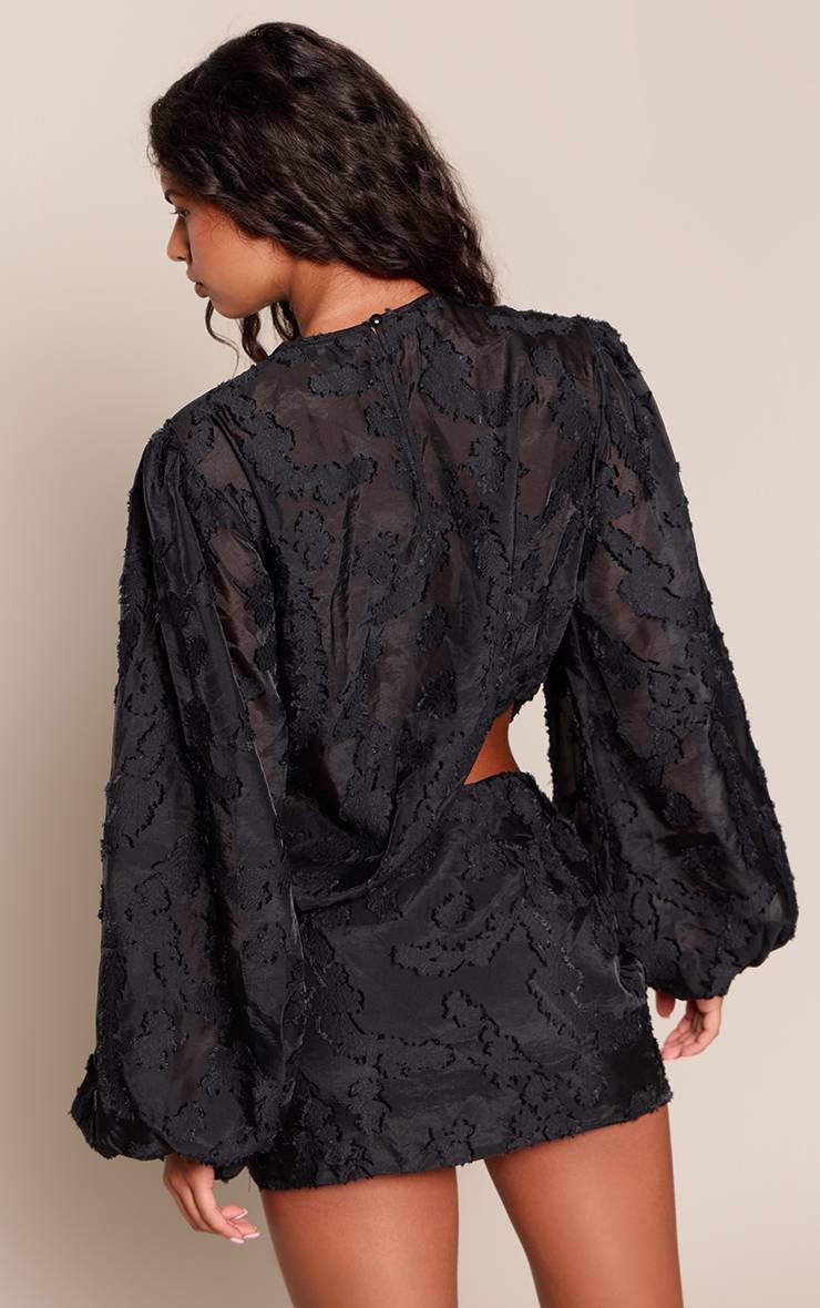 Noir Robe Courte En Jacquard Tissé À Épaules Bouffantes, Manches Longues Et Découpe