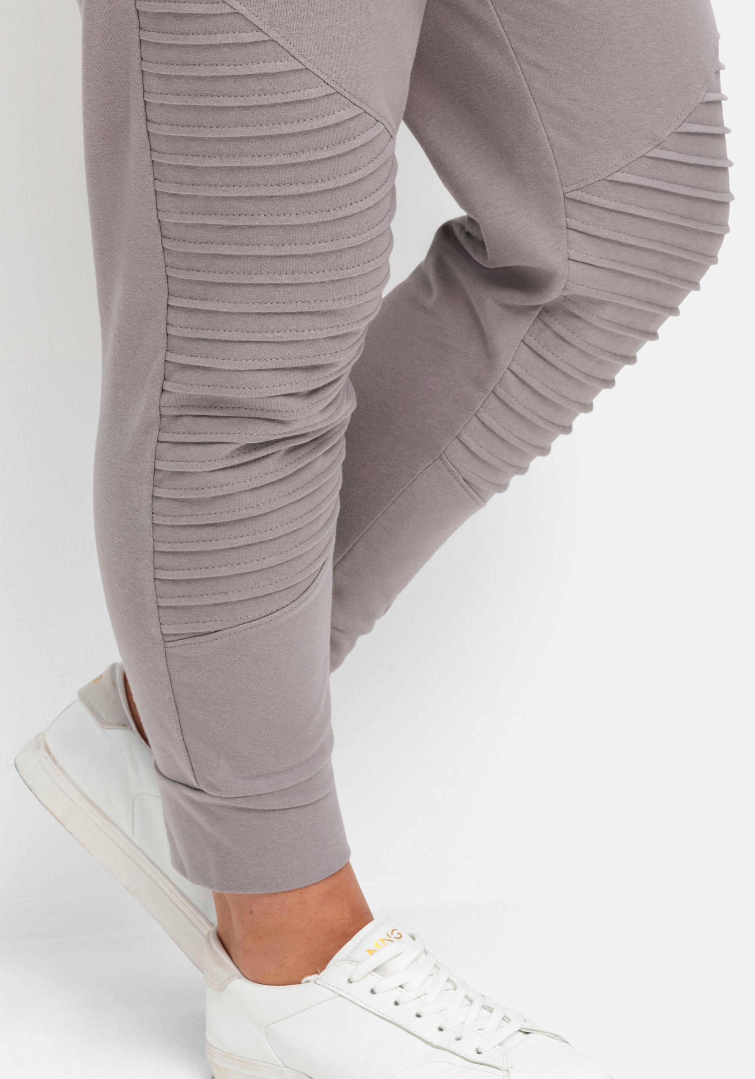 Schmale Joggpants mit Biesen
