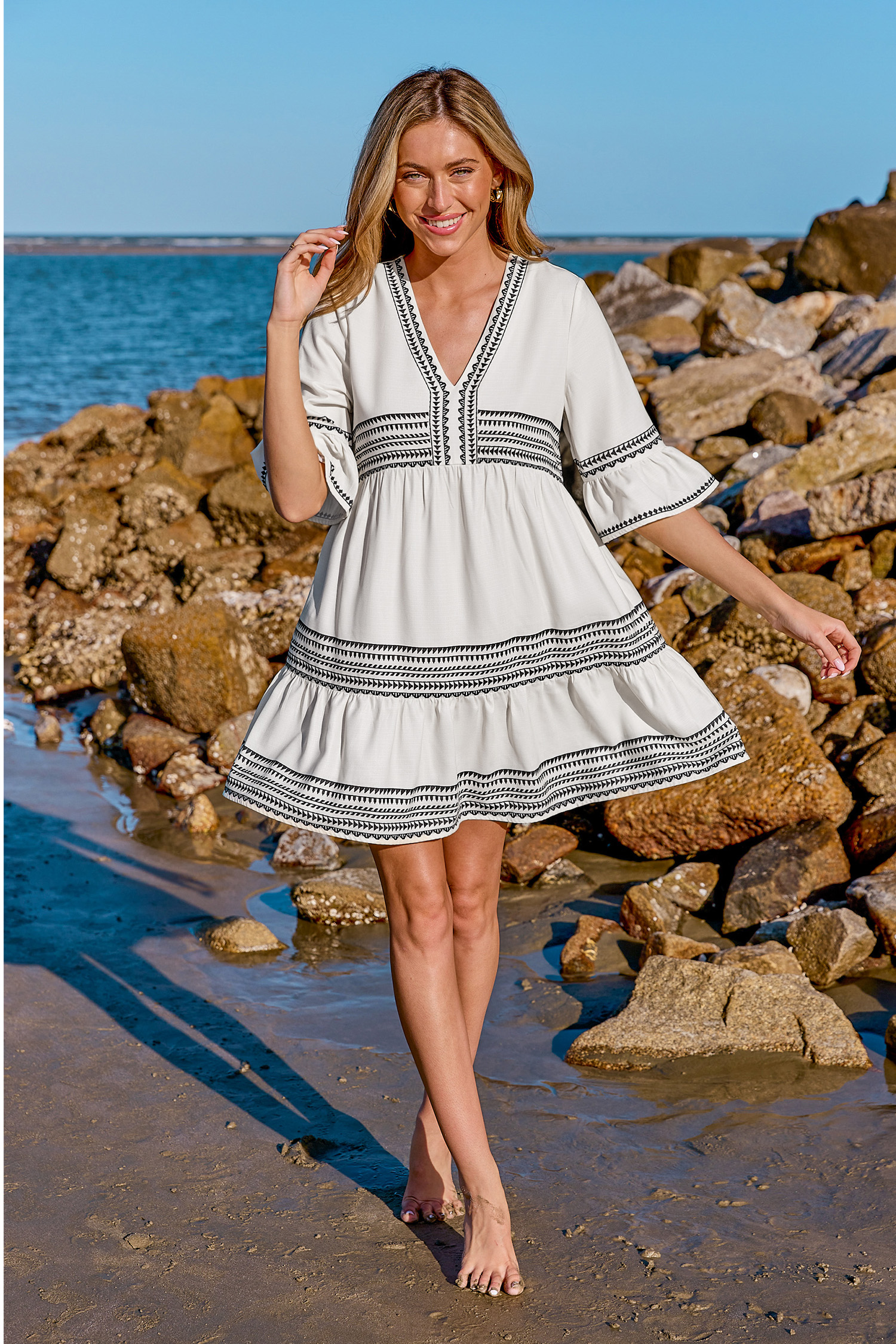 Robe mini à col en V et volants à imprimé géométrique