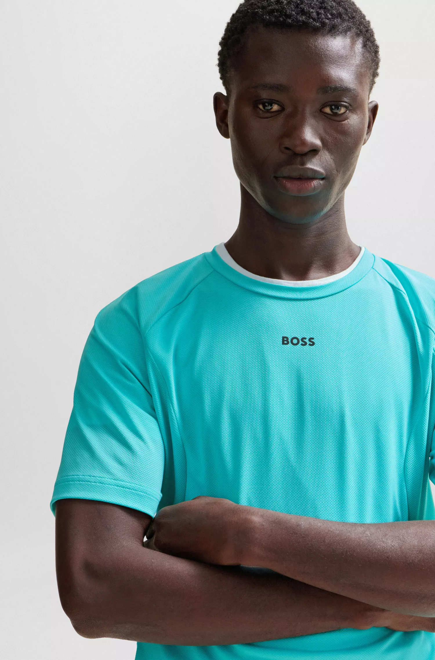Camiseta BOSS verde, super elástica e de corte slim, com detalhes refletivos decorativos.