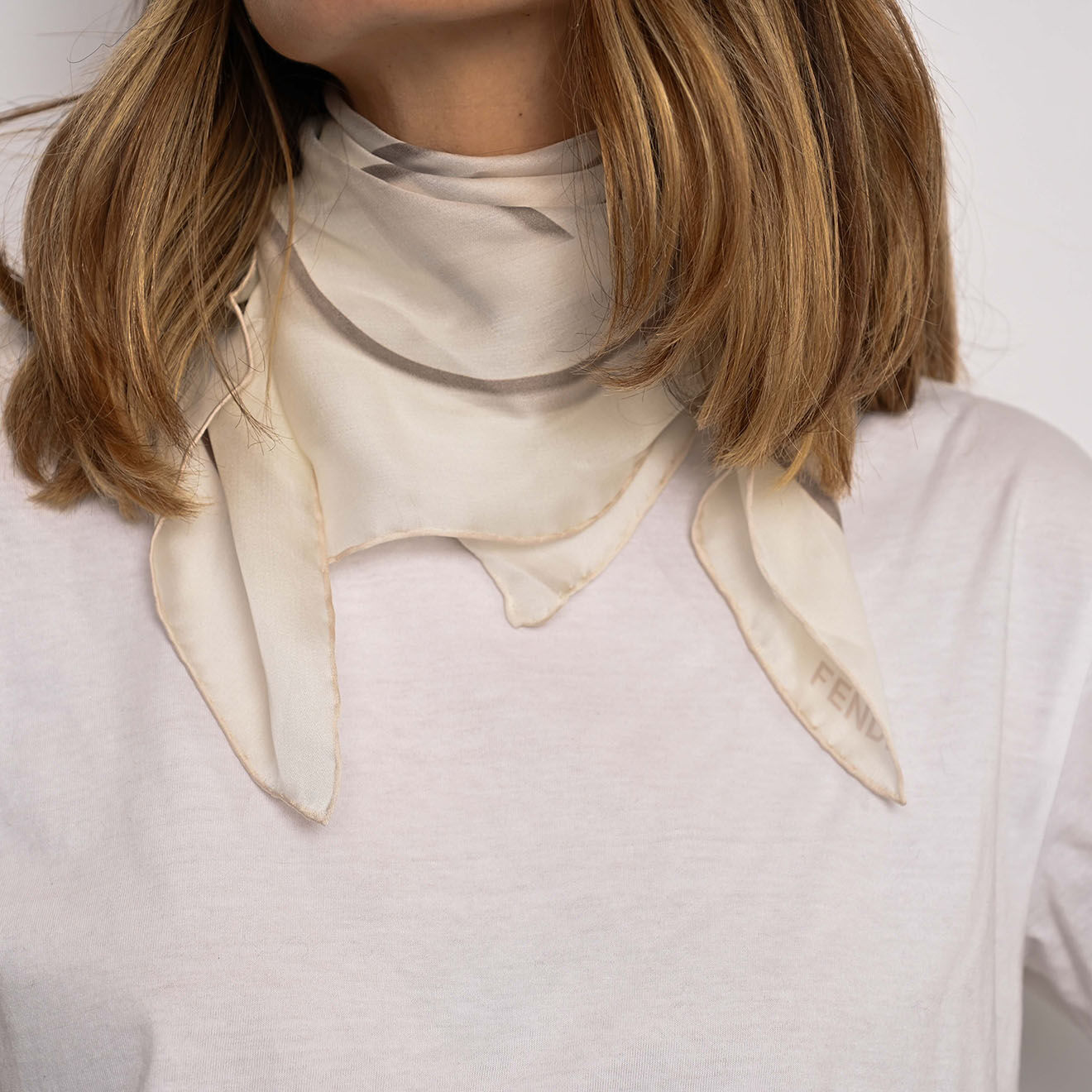 Fendi Foulard fendi en Soie blanc Parfait état - 58x58 cm