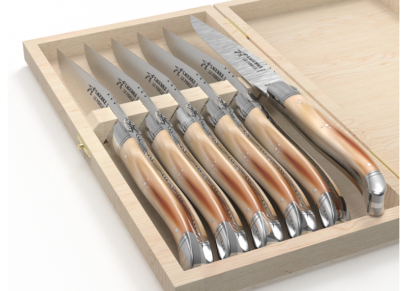 Service de 6 couteaux Laguiole avec un manche en pointe de corne blonde et mitres en acier inoxydable