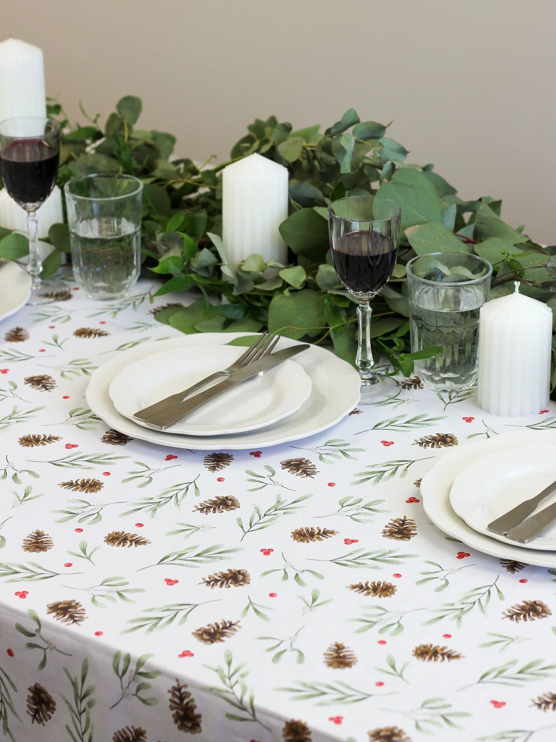 Avalon Home tafelkleed van rode maretak en dennenhout van 100% katoen