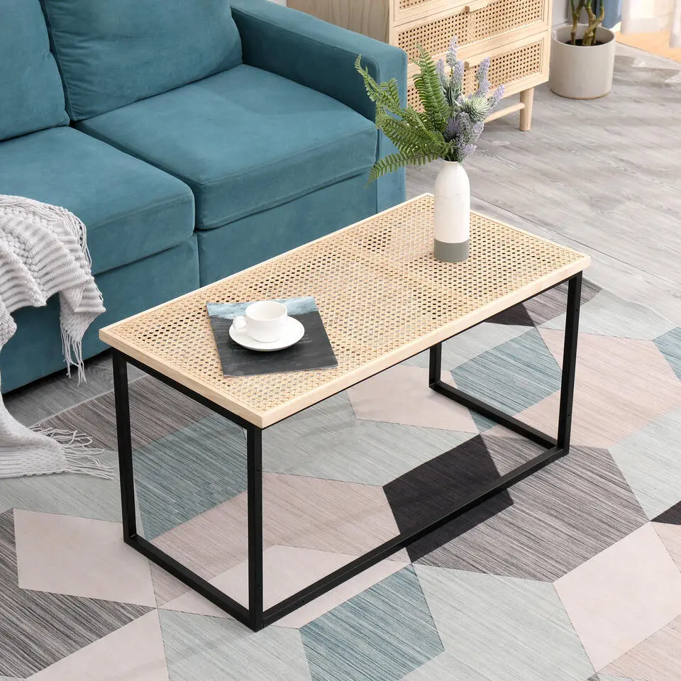 Industriële rotan en zwarte metalen salontafel