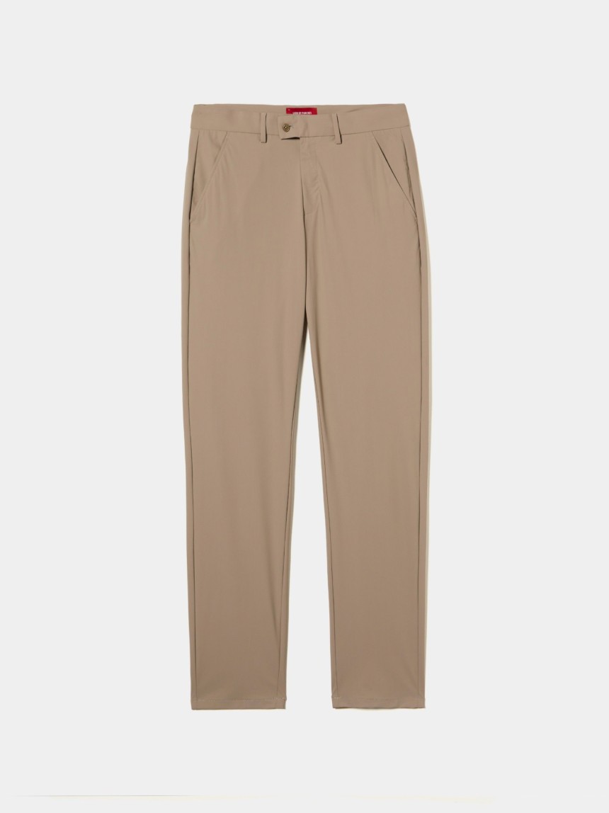 Calças chino slim fit em tecido técnico