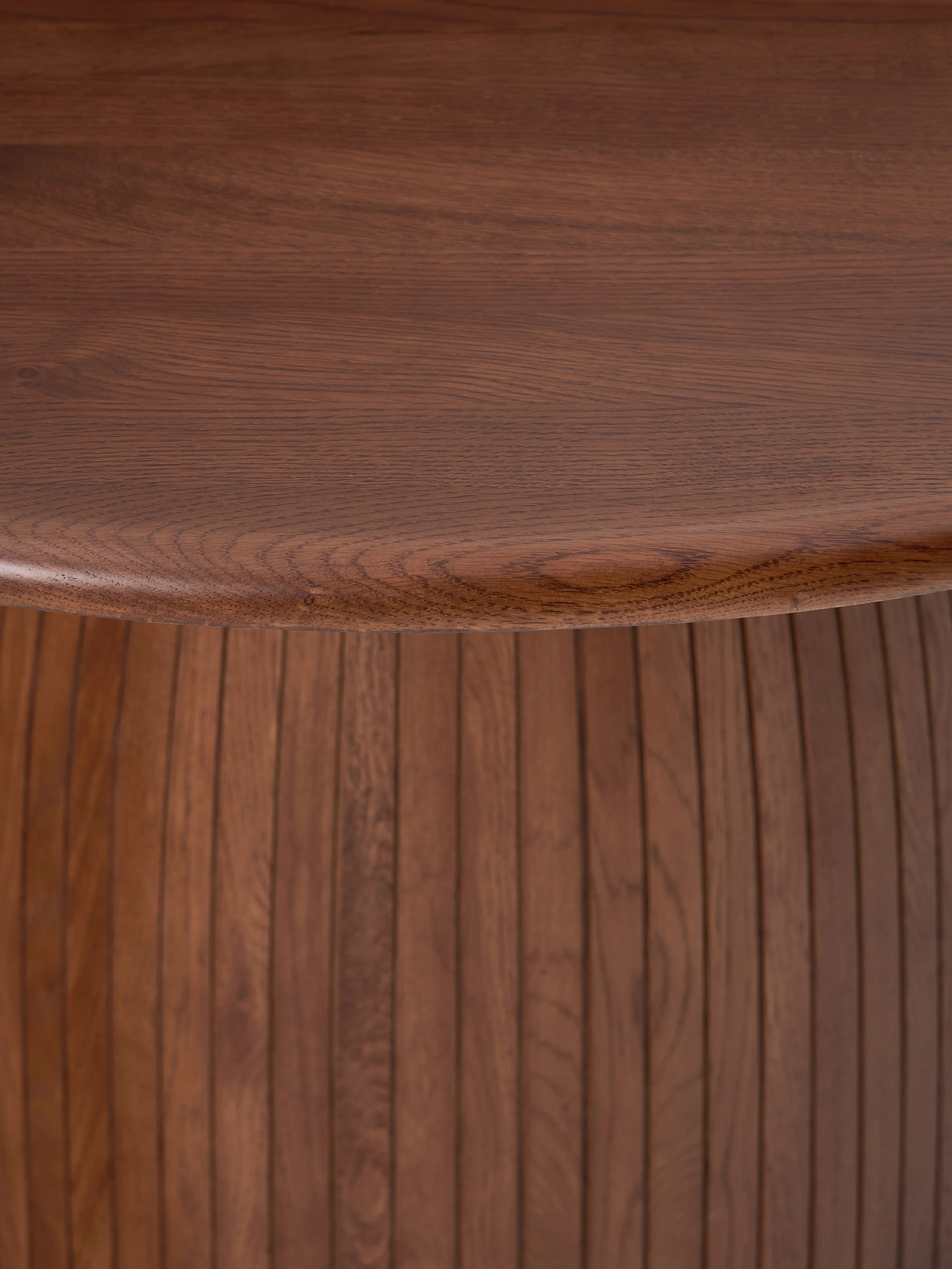 Ronde eettafel Nelly met groefstructuur, in verschillende formaten