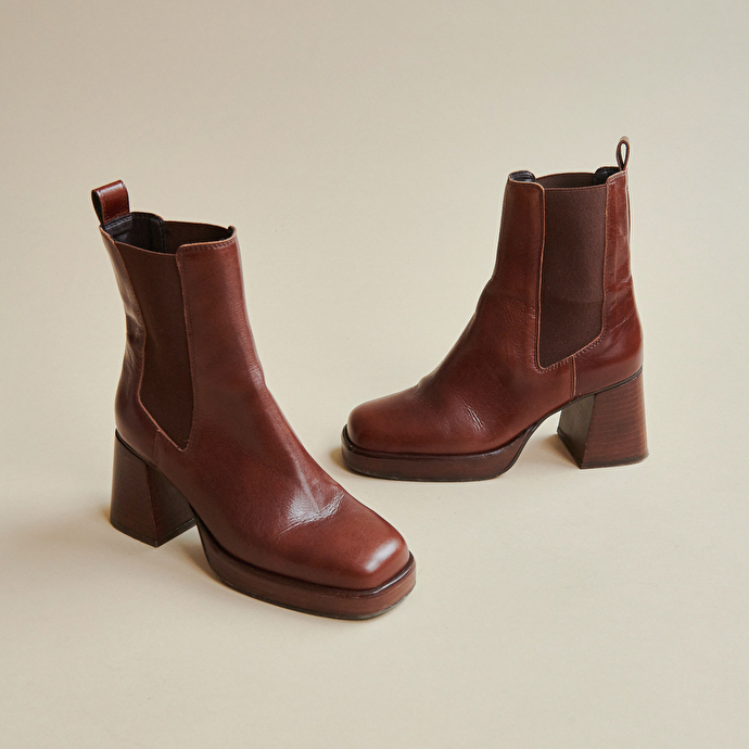 Bottines à bouts carrés et élastiques  en cuir vieilli marron