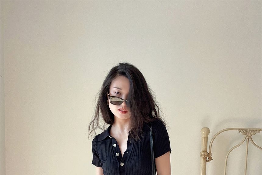 SisLinda - Effen gebreide midi-polojurk met korte mouwen