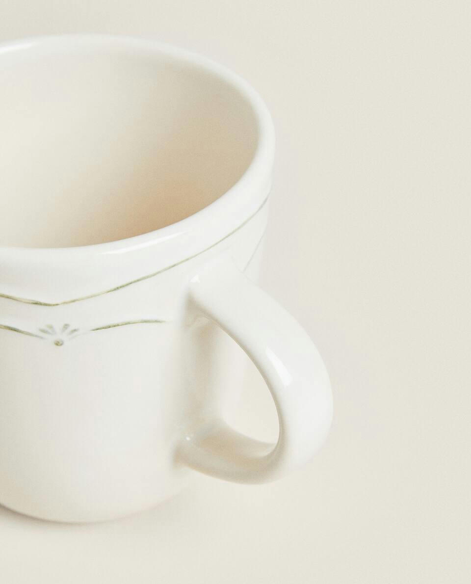 Caneca de barro com desenho natalino em relevo